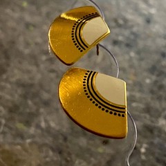 Laurel Burch Vintage 80s “Fuji Fan” Enamel White/Gold Tone Stud Earrings 1”