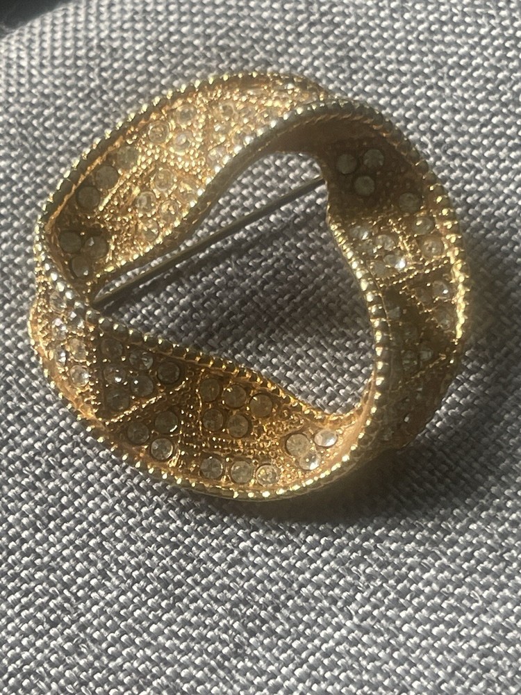 Vintage Brooch Pin Goldtone Rhinestone Wreath Round Career Capsule