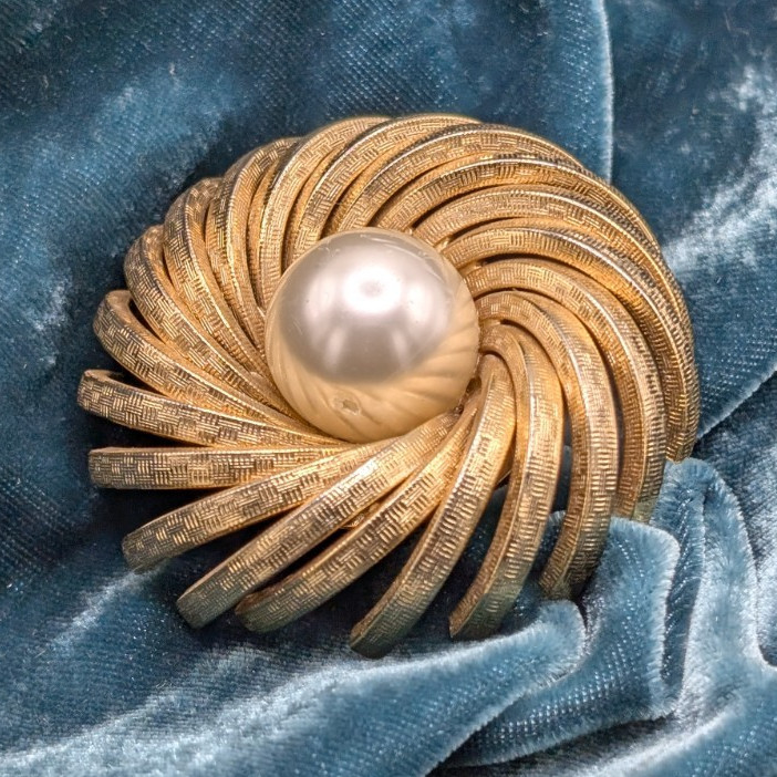 Vintage mid century jewelry pin Gold Swirl Brooch faux Pearl, 2 Inch Unbranded
