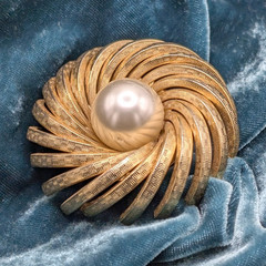 Vintage mid century jewelry pin Gold Swirl Brooch faux Pearl, 2 Inch Unbranded
