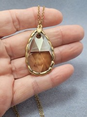 Vintage gold-toned chain with a faceted teardrop-shaped crystal pendant 32in +3.