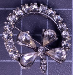 Vintage Rhinestone Clover Wreath Pin Silver Tone 25mm Sparkling Clear Stones