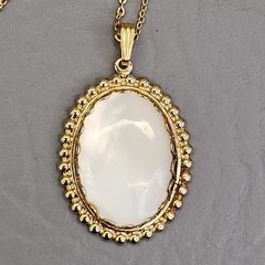 Vintage Mother of Pearl Pendant Necklace Oval White Gold Tone Cable Chain 17″
