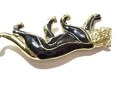 LARGE FEMALE LION ON THE PROWL BLACK ENAMEL DETAILED FANCY 1980’S FASHION