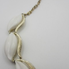 Vintage Lucite Necklace Thermoset Leaf White Gold Tone 15 Inch