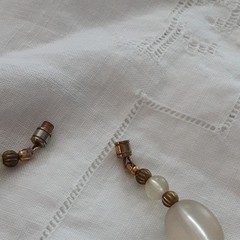 Vintage unbranded clear lucite oval beaded necklace w/central floral bead.