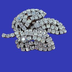 Vintage Rhinestone Brooch (Weiss?) 125+ Prong set Stones Layered 3D Triple Leaf