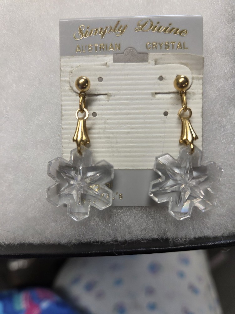 Vtg gold tone AustrianCrystal Snowflake Earrings
