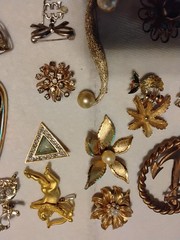 VARIETY OF VINTAGE BROOCHES LOT 21PC wear, repair, parts