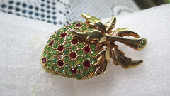 VINTAGE HIGH END STRAWBERRY PIN PAVE PERIDOT GREEN & GARNET RED CRYSTALS USA