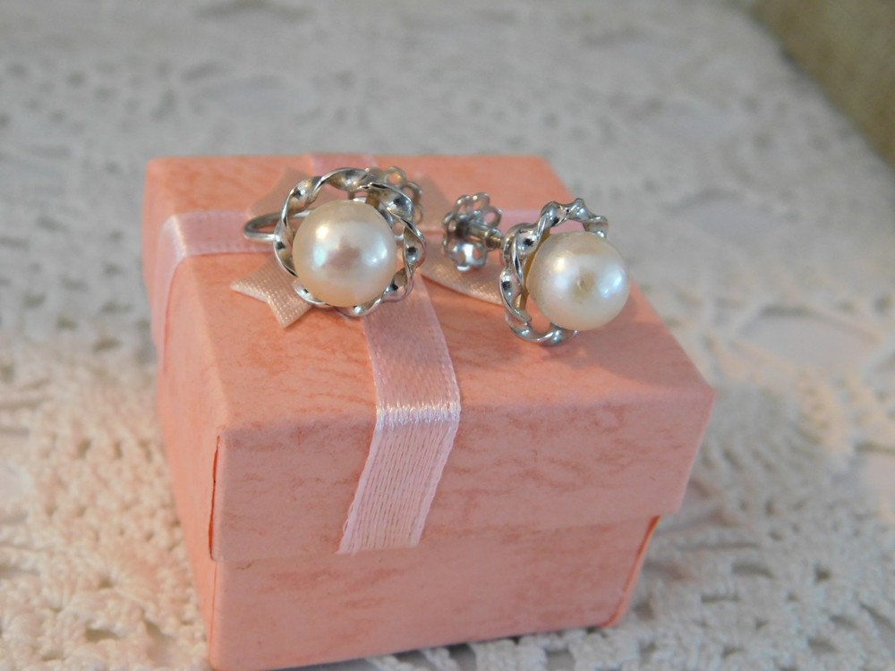 White Pearl 18K White Gold Earrings Vintage Screw Backs 750