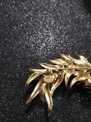 Vintage signe Les Bernard Rhinestone & Gold Tone Stylized dragon, serpent brooch