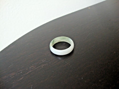 VINTAGE 1970s HONG KONG HANDMADE MOTTLE LIGHT GREEN JADE 2MM X 6MM BAND SZ 11.25