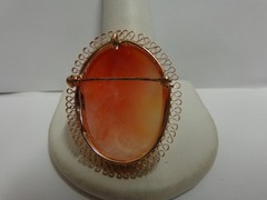 14kt yellow gold cameo pin/pendant sz 1.50 in lg wgt 6.2 grams cream/tan color