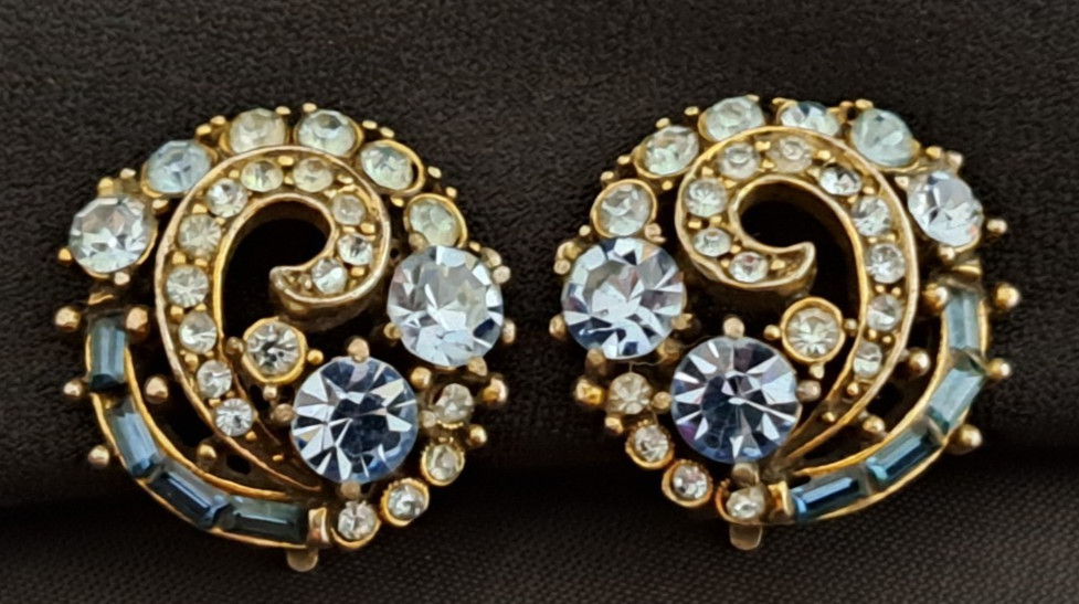 Vintage HOLLYCRAFT 1955 Swirled Blue Clear Rhinestone Stunning Clip Earrings