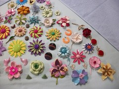ViNTaGE 58 Pc MeTaL ENaMeL/RHiNeSToNe FLoWeR PiN/EaRRiNg LoT/CoLLeCTiOn (READ)
