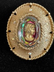 1968 Judy Lee Faceted Heliotrope Glass Reverse Cameo Broch Enhancer A .Borealis