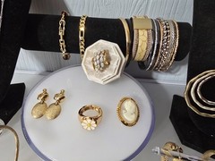 Elegant, Nice Gold/Silver Tone Jewelry Lot Some Signed