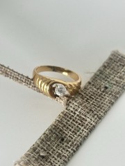 Vintage Thailand Gold-Tone Solitaire Ring – Ribbed Swirl Design