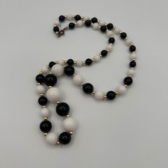 Vintage Black White Graduated Bead Necklace Gold Tone Spacers Single Strand 24″