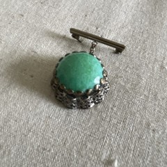Vintage Green Peking Glass Cabochon Brass Tone Filigree Brooch Estate Pin