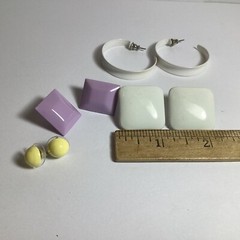 VINTAGE 4 PAIR MIXED LOT OF ENAMELED PIERCED EARRINGS WHITE LAVENDER YELLOW NICE