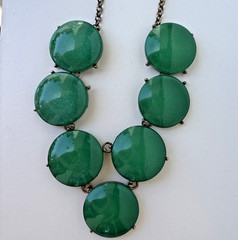 Vintage 1960 – 70s Emerald Green Glitter Lucite Acrylic Statement Necklace 19.5″