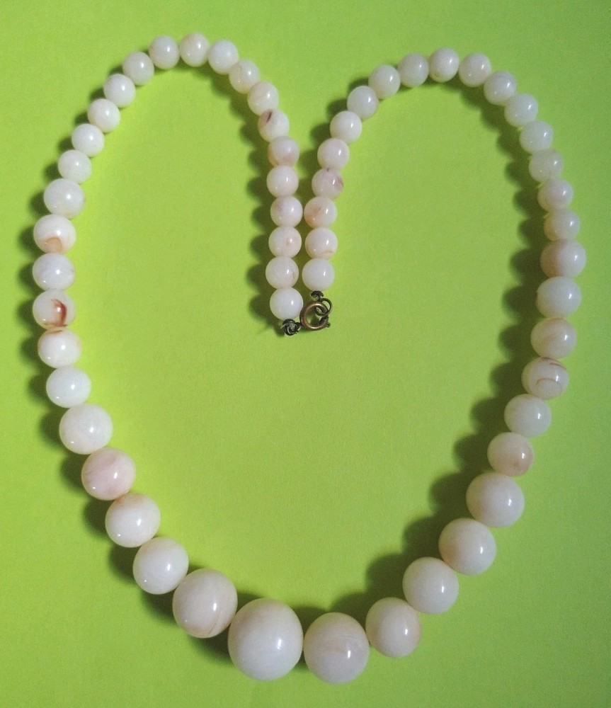 Vintage CREAMY WHITE w/ BROWN SWIRLS Colored Lucite Beaded Choker Necklace
