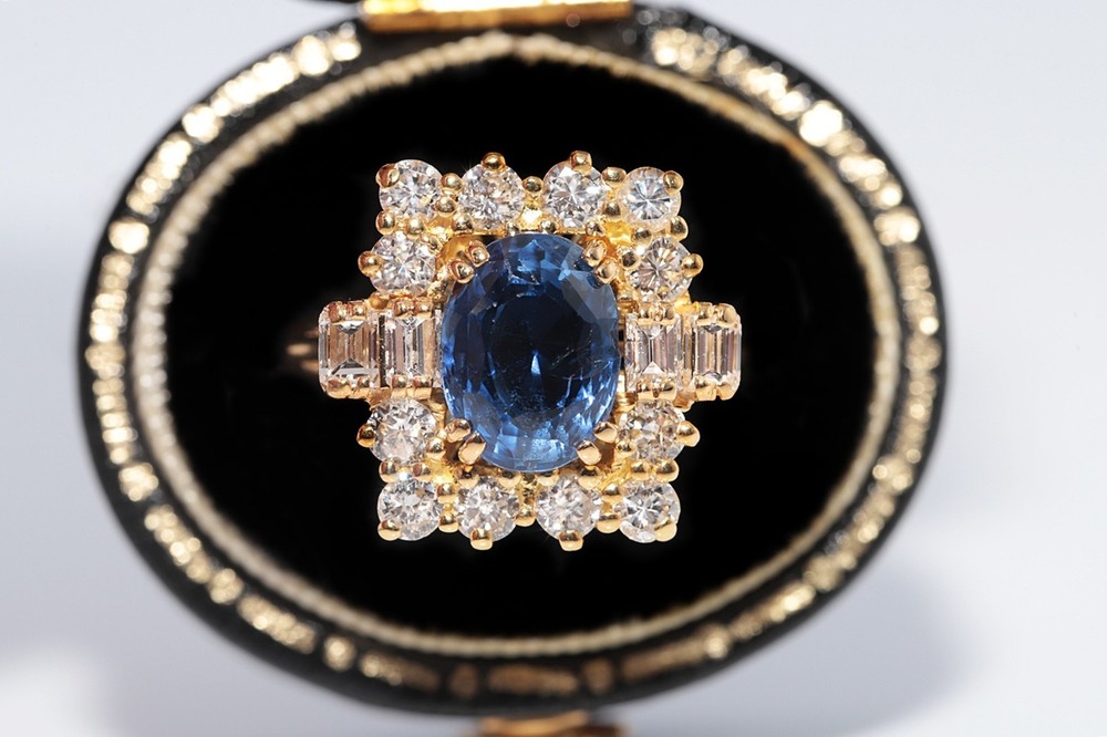 Vintage Circa 1980s 18k Gold Natural Diamond And Oval Cut Sapphire Ring