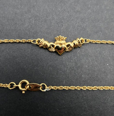 Vtg Avon Gold-Tone Claddagh Chain Link Bracelet 8.5″