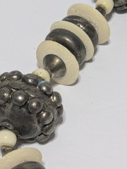 Vintage Silver Tone Metal & Off White Acrylic Chunky Bead Necklace 21″. Hammered