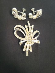 Vintage 1950 Art Decho Rhinestone Tied Ribbon Brooch & Earings Stamped Anthony