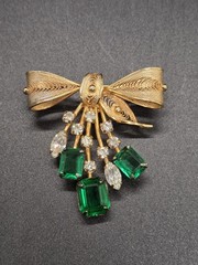 Sorrento 1/20 12K Gold Filled & Toned Floral Filigree Emerald Green Brooch Pin