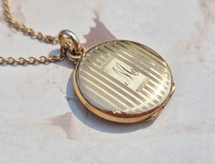 Vintage 40s 14k Gold Filled “M” Monogram BB Co Striped Locket Pendant Necklace