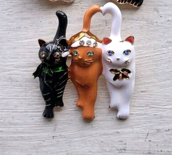 Christmas Holiday Rhinestone Three Cats Brooch Pin Santa Hat Cat 1 Pc