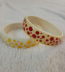 Lot of 2 Vintage Avon Plastic Polka Dot Bangle Bracelet Set – Yellow, Red