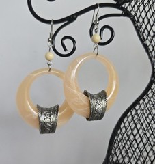Vtg Lucite Beige Circle Earrings Silver Accents Dangle Drop Acrylic