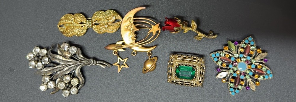 VINTAGE LOT OF 5 COSTUME JEWELRY BROOCHES Celestial Floral moon need repair