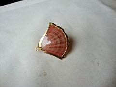 VTG HANDMADE NATURAL LACQUERED SEASHELL GOLD PLATED HINGED DRESS/SCARF CLIP