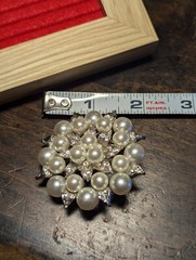 Rhinestone & Pearl Sunburst Pin back Brooch 2″ Faux Pearl