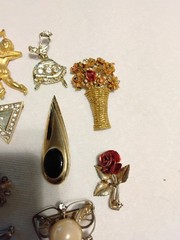VARIETY OF VINTAGE BROOCHES LOT 21PC wear, repair, parts