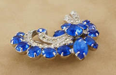 ViNTAGE EiSENBERG ICE SAPPHiRE BLUE & CLEAR RHiNESTONE SiLVER TONE PiN BROOCH