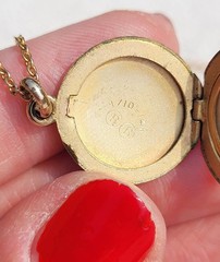 Vintage 40s 14k Gold Filled “M” Monogram BB Co Striped Locket Pendant Necklace