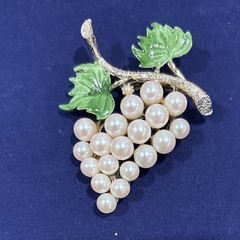 Vintage Costume Brooch – Faux Pearl Grape 🍇– Gold Tone with 🍃– 1950s-1970s