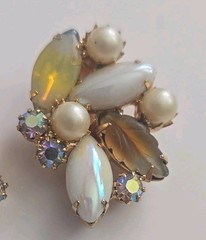 Vtg KRAMER FROSTED AB RHINESTONE FAUX PEARL CLUSTER CLI P EARRINGS
