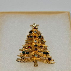 VINTAGE MODE ART RHINESTONE GOLD-TONE CHRISTMAS TREE PIN BROOCH ARTHUR PEPPER