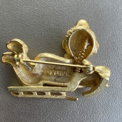 VINTAGE SIGNED VERO GOLD TONE BEAR ON SLED BROOCH PIN