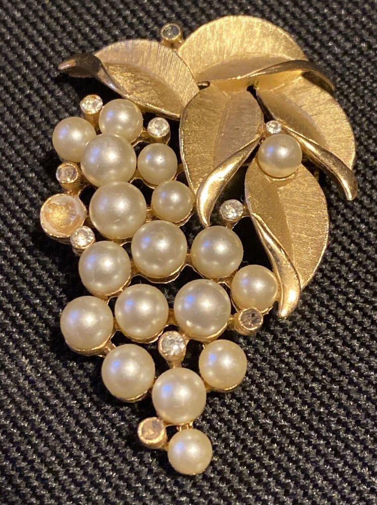 Crown Trifari Brooch Gold-tone Faux Pearls & Diamante Grape Bunch 1955-1969