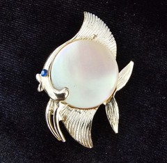 Vtg Nautical Brooch Lot Gold Tone Mother of Pearl Rhinestone Fish Seahorse Cameo