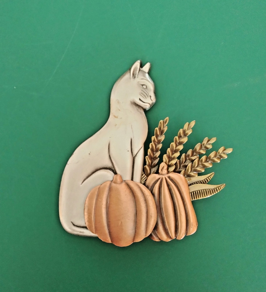 Vintage Multi-Metal Cat with Pumpkins Cat Brooch (160 – 2360)